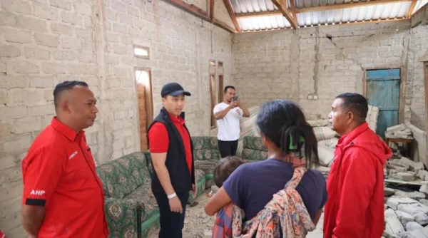 Stevano Turun Langsung Salurkan Bantuan Bagi Warga Terdampak Bencana NTT